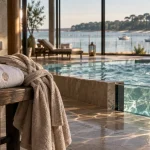 Thalasso bassin arcachon : peignoir et serviette près de l’hydrothérapie